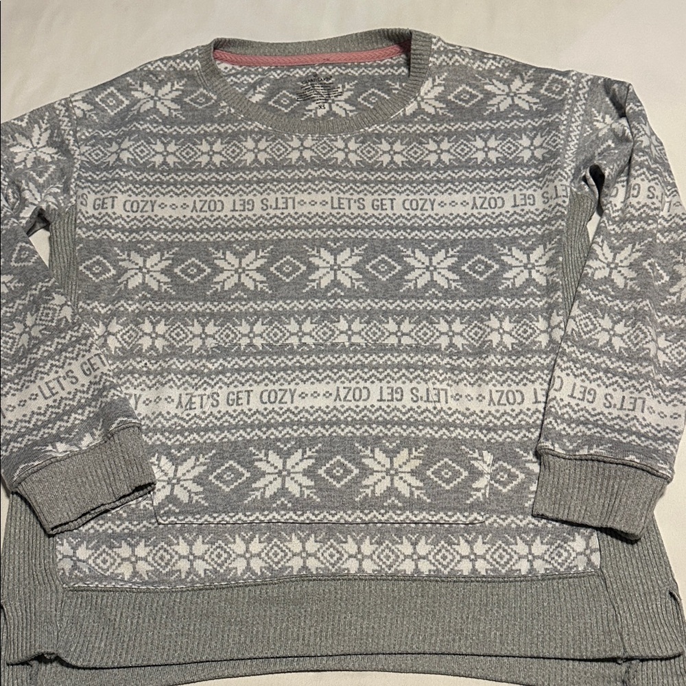Cuddl Duds Gray and White Patterned Crewneck Shirt